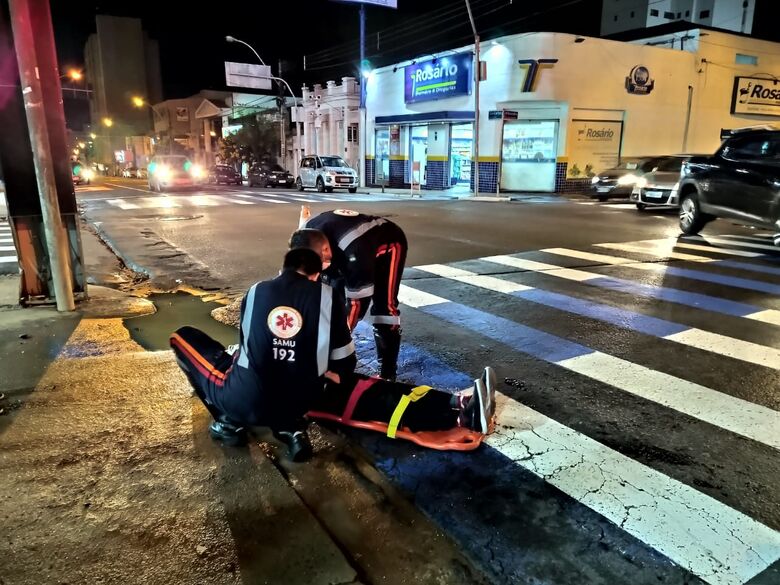 Motociclista fica ferido após colisão com carro em cruzamento no Centro - Crédito: Luciano Lopes