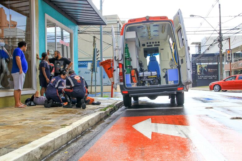 Mulher fica ferida ao sofrer queda de moto no Centro - Crédito: Marco Lúcio