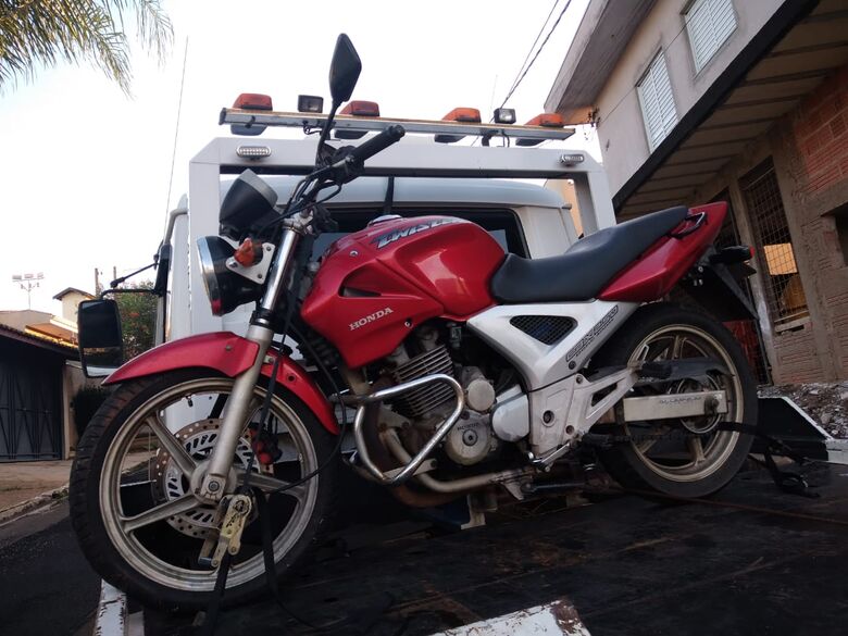 Homem abandona moto em mata no Jardim Ricetti e foge - Crédito: Marco Lúcio
