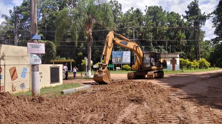 Máquina trabalha para amenizar problemas dos moradores na Quinta da Felicidade - Crédito: Marcos Escrivani