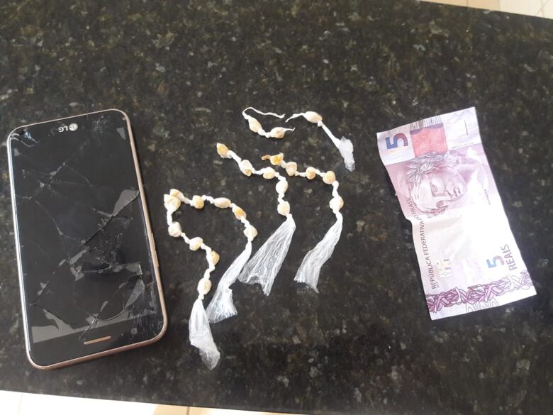 O celular e o crack que estavam com o menor infrator - Crédito: Divulgação