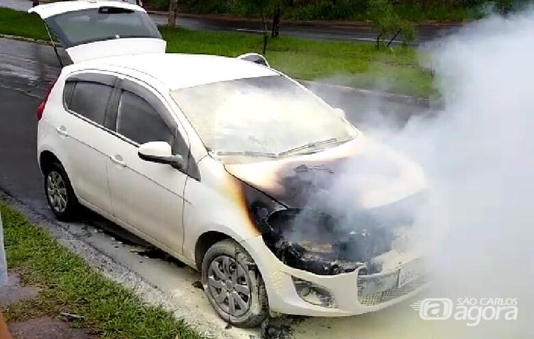 Motor do carro ficou destruído - Crédito: Colaborador