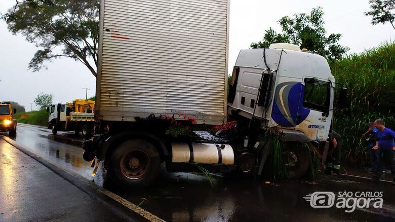 Carreta ficou em "L" e interditou as duas vias da SP-215 - Crédito: Maycon Maximino