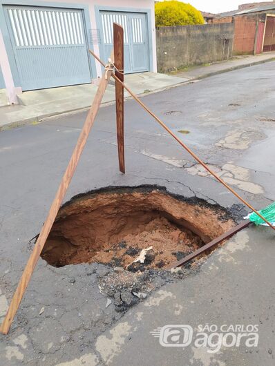 Cratera 'engoliu' um carro na Avenida Maranhão - Crédito: Divulgação