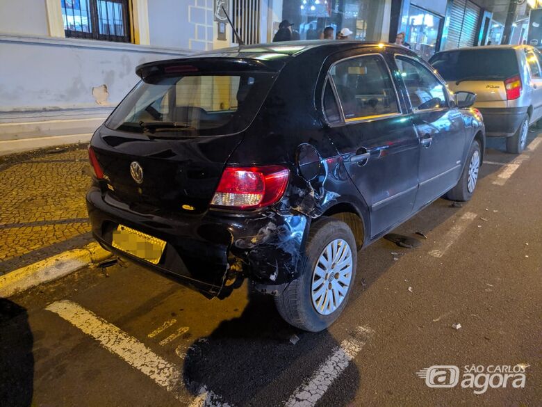 Adolescente bate moto em três carros parados na avenida São Carlos - Crédito: Maycon Maximino