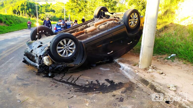 Veículo capotado na estrada que liga o Botafogo ao Zavaglia - Crédito: Maycon Maximino