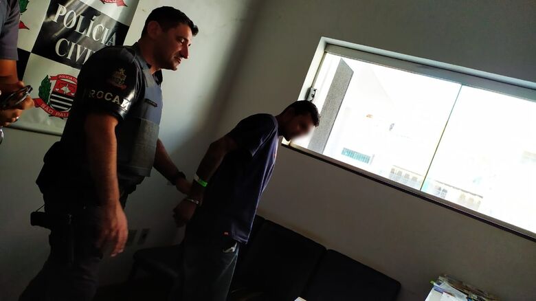 Acusado de assaltar ônibus, homem apanha da população na Vila Isabel - Crédito: Maycon Maximino