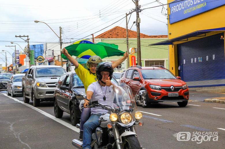 Empresários e comerciantes fazem buzinaço para pedir reabertura do comércio em São Carlos - 