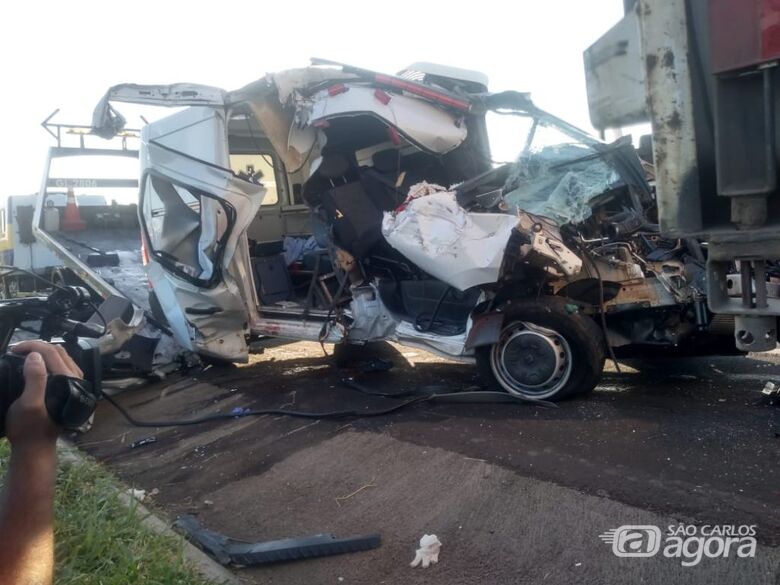 Duas pessoas morrem após ambulância colidir na traseira de carreta - Crédito: X-Tudo Ribeirão