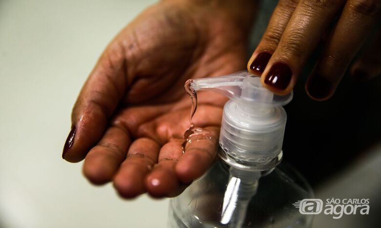 Ambev vai doar 500 mil garrafas de álcool em gel a hospitais públicos - Crédito: Agência Brasil
