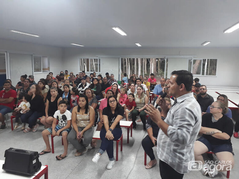Roselei conversa com pais e responsáveis de alunos na nova escola do Jardim Araucária - Crédito: Divulgação