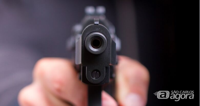 Armado com pistola, bandido rouba caminhonete de empresária no Azulville - 