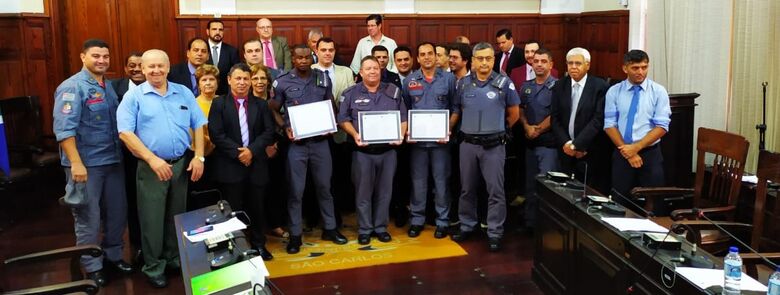 Câmara homenageia policiais que salvaram pessoas ilhadas durante enchente - Crédito: Maycon Maximino
