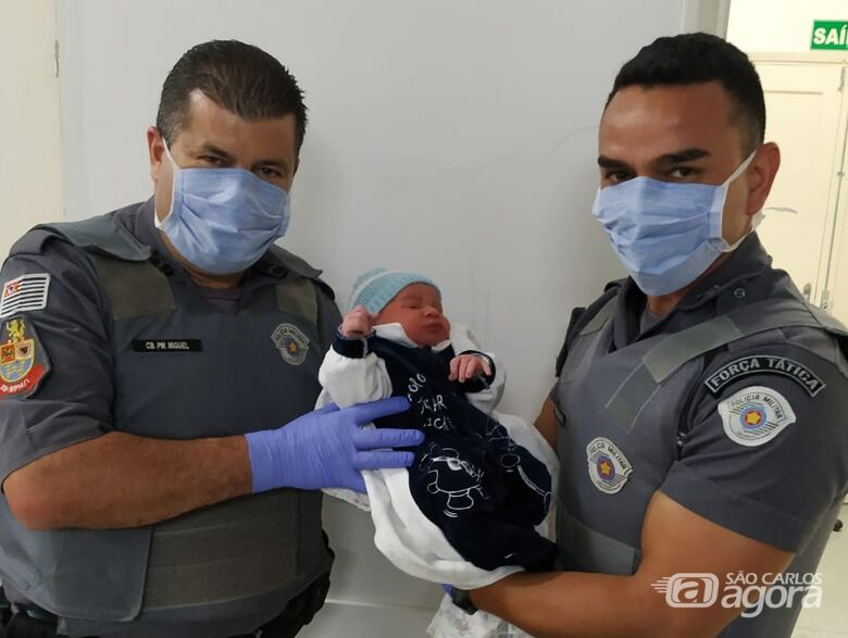 Gestante entra em trabalho de parto e recebe ajuda de policiais militares em São Carlos - Crédito: Luciano Lopes/São Carlos Agora