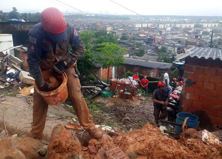 Sobe para 16 o número de mortos após fortes chuvas na Baixada Santista - Crédito: Douglas Arrais /COM/SOC/CB