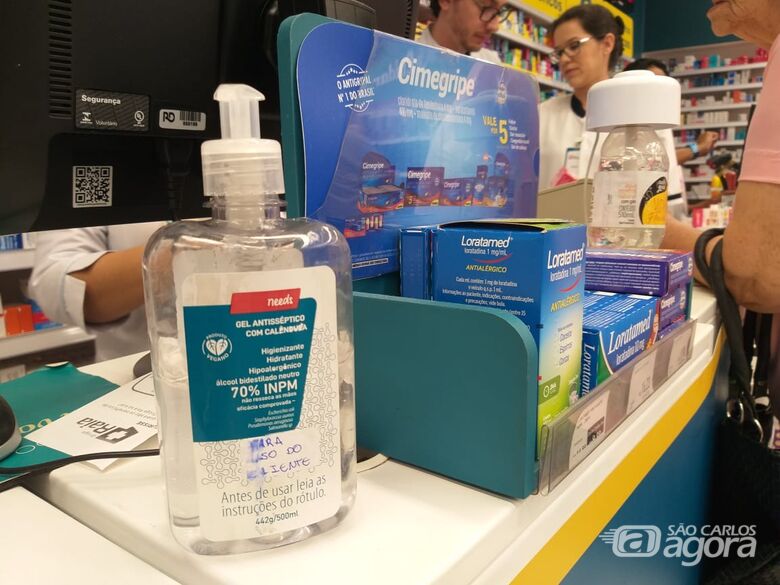 Na Droga Raia, álcool em gel apenas para o consumo de clientes e funcionários - Crédito: SCA