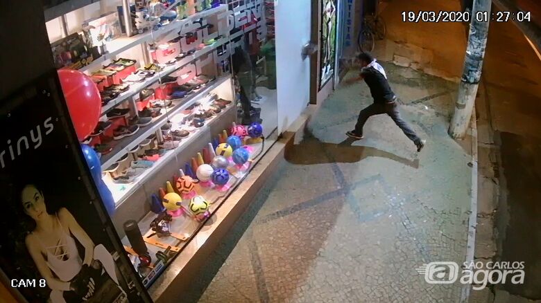 Câmera de segurança flagra ação de ladrões em loja no Centro - Crédito: Reprodução