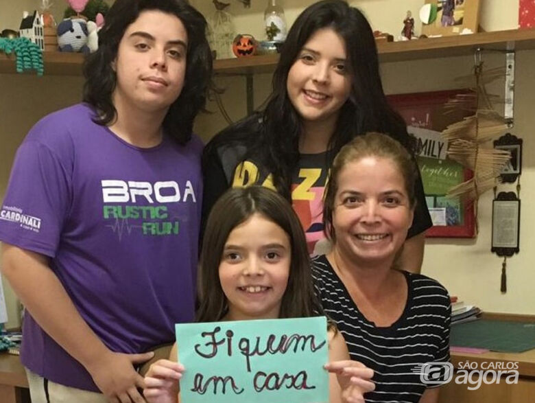 Laura e os filhos: família empenhada em fazer o bem, sem ver a quem - Crédito: Fran Zepon