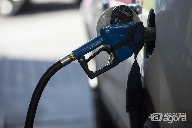 Preço da gasolina cai 9,5% e do diesel 6,5% nas refinarias - Crédito: Agência Brasil