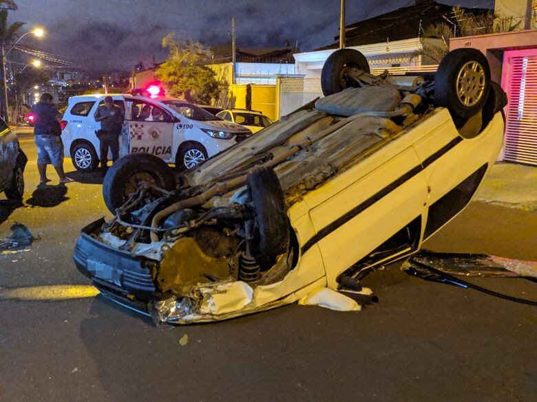 Motorista se distrai e capota carro no Planalto Paraíso - Crédito: Maycon Maximino