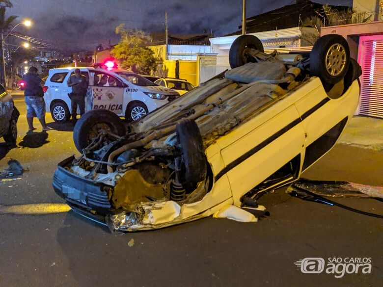 Motorista se distrai e capota carro no Planalto Paraíso - Crédito: Maycon Maximino