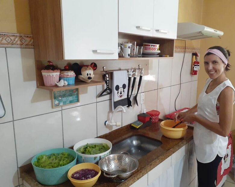 Flávia na "lida": além de terapia, fazer saladas e bolos em pote ajuda a custear tratamento médico - Crédito: Marcos Escrivani