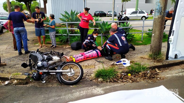 Com escoriações pelo corpo, motociclista foi socorrida pelo Samu - Crédito: Maycon Maximino