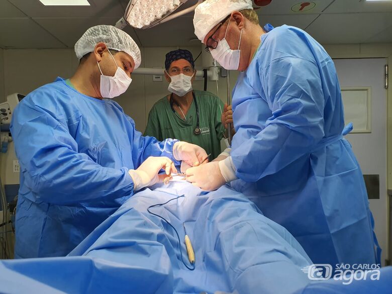 Procedimento cirúrgico realizado no primeiro dia da expedição são-carlense no Barco Hospital Papa Francisco - Crédito: Divulgação