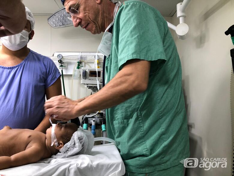 Anestesista Bonjorno durante o procedimento em um bebê de 2 meses e 9 dias: o mais novo a ser operado no Barco Hospital - Crédito: Divulgação
