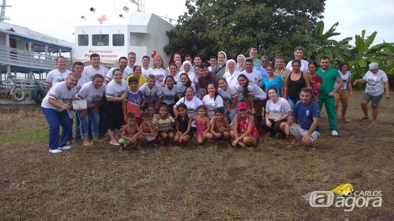 No último dia, após os atendimentos, a foto de todos os voluntários presentes na missão são-carlense no Rio Amazonas - Crédito: Divulgação