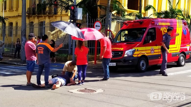 Vítima é socorrida após acidente no centro - Crédito: Maycon Maximino
