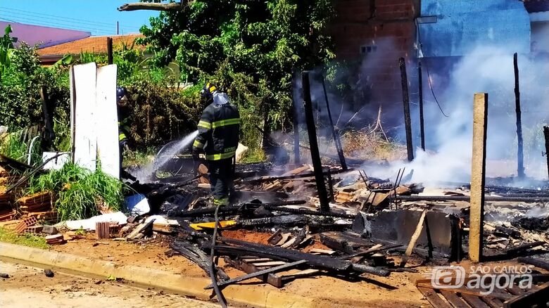 Incêndio destruiu o barraco que estava em terreno invadido - Crédito: Maycon Maximino