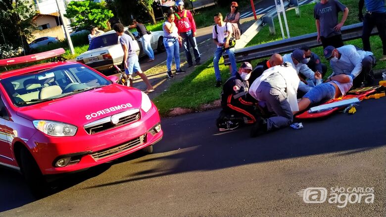 Motoboy foi violentamente atingido: fraturas expostas no braço e perna - Crédito: Maycon Maximino