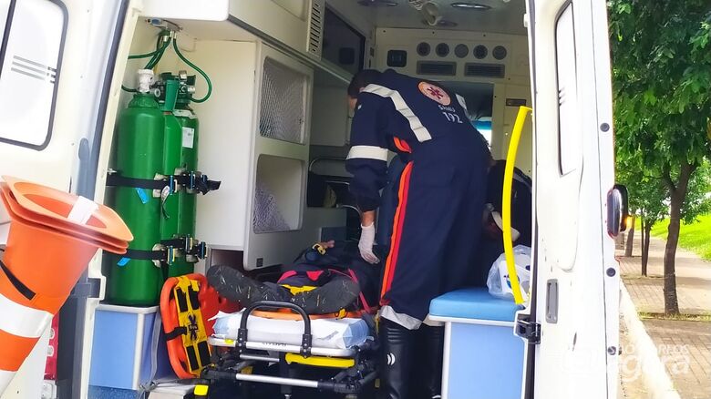 Motociclista já no Samu, durante socorro após acidente - Crédito: São Carlos Agora