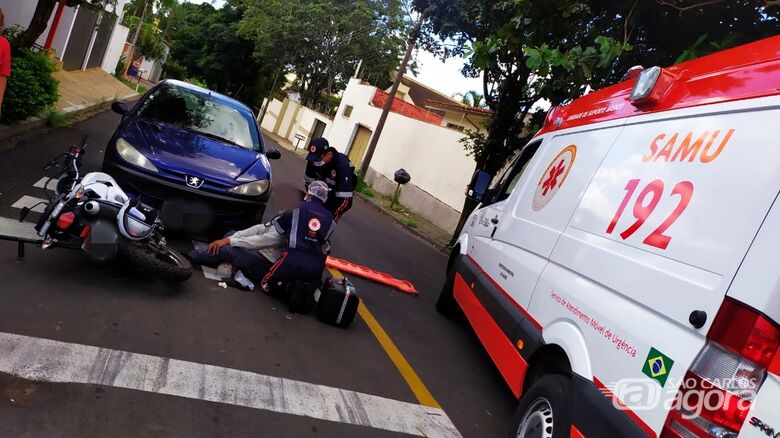 Motociclista sofreu ferimentos: moto foi parar embaixo de um Peugeot - Crédito: Maycon Maximino