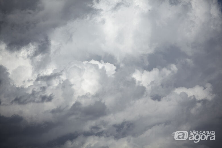 Terça-feira começa com céu nublado e pode chover a qualquer momento do dia - Crédito: Frepik