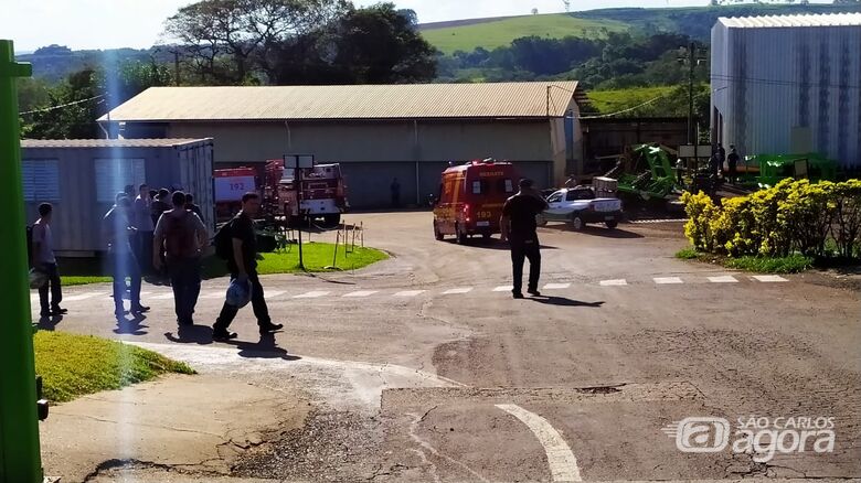 Equipes de socorro na empresa onde ocorreu a fatalidade - Crédito: Maycon Maximino