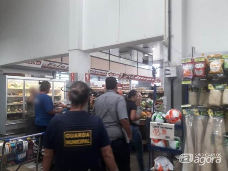 Equipes fiscalizam supermercado na Vila Monteiro. Esse estabelecimento não foi autuado. - Crédito: Divulgação/PMSC