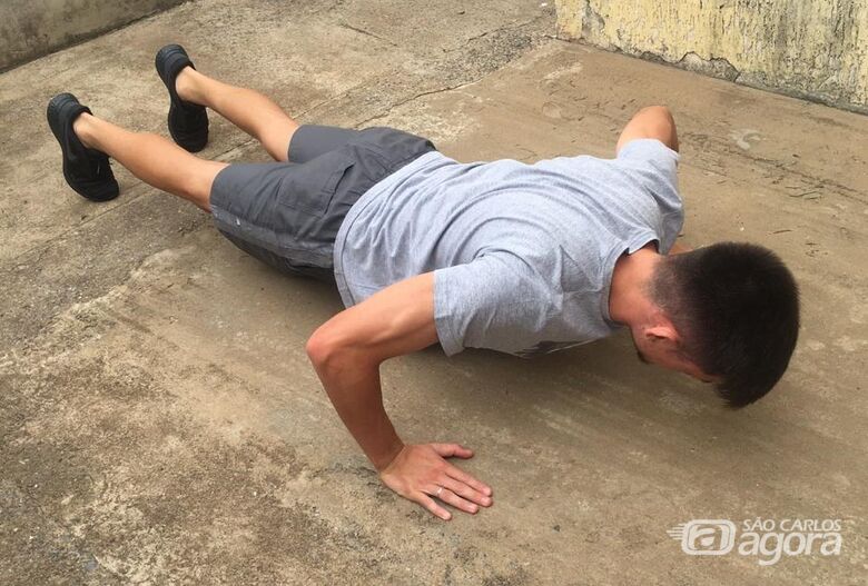 Atleta do Grêmio durante exercícios físicos em sua casa: procurar manter a forma - Crédito: Divulgação