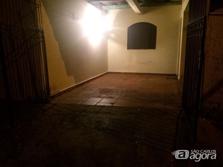Casa foi arrombada pelos ladrões: mãe de quatro filhos ficou sem nada - Crédito: Divulgação