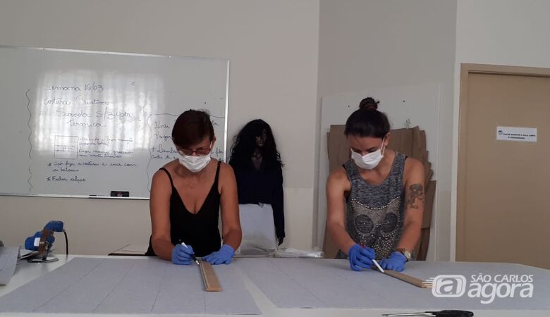 Mãos que tecem a esperança e solidariedade confeccionam máscaras para o HU - Crédito: Divulgação