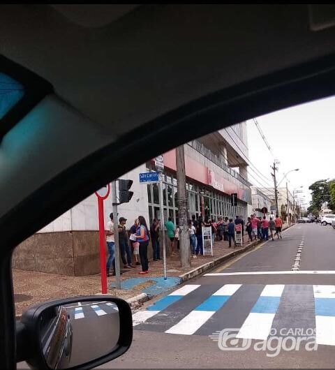 No centro, nova aglomeração em frente a agência bancária - Crédito: Divulgação