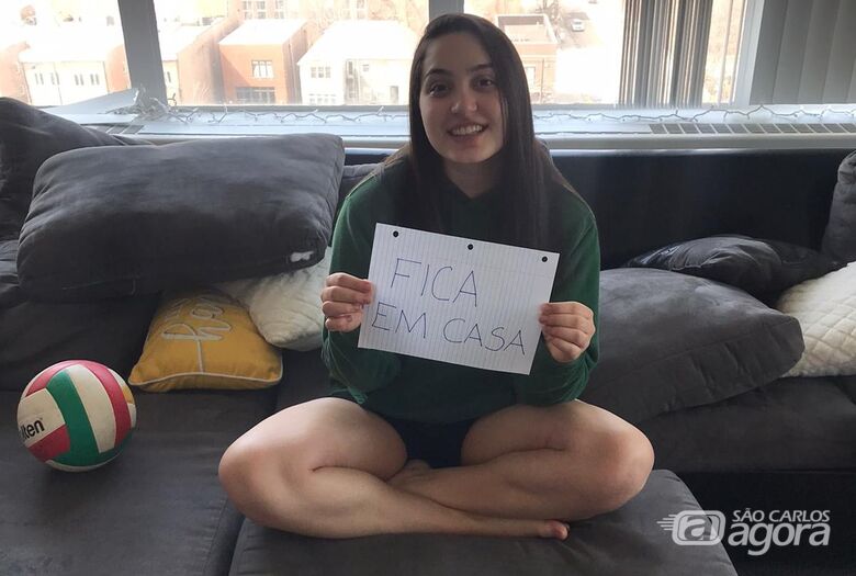 Paola, em isolamento, em um 'ap' em Chicago, manda um recado sério: "fique em casa" - Crédito: Divulgação