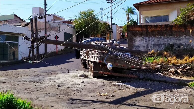 Caminhão colidiu com um poste: bairros sem energia - Crédito: Maycon Maximino
