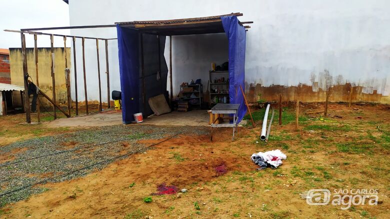 Um poça de sangue se formou no local onde caiu o corpo do comerciante - Crédito: Maycon Maximino