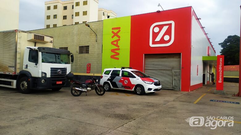 Porta principal foi arrombada pelos ladrões: prejuízo para o supermercado - Crédito: Maycon Maximino