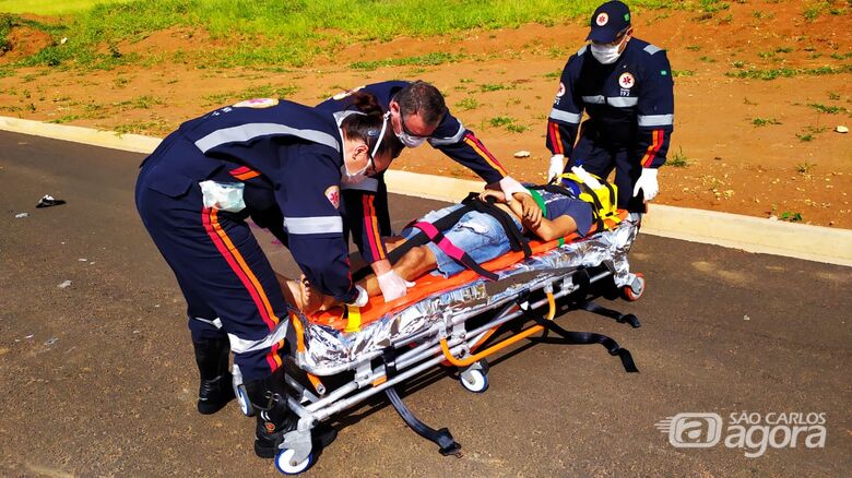 Com ferimentos graves, motociclista foi encaminhado à Santa Casa - Crédito: Maycon Maximino