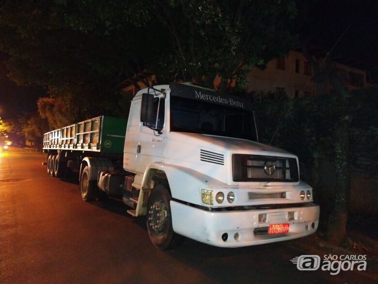 Caminhão roubado em Santa Rita do Passa Quatro é localizado na SP-215 - Crédito: Luciano Lopes