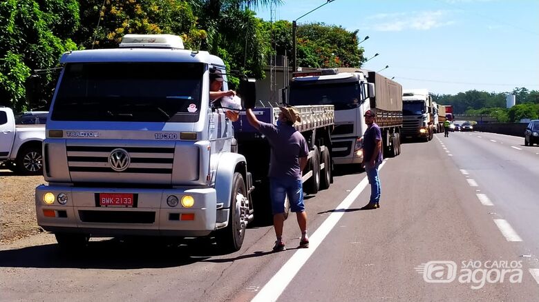 Com auxílio da Polícia Rodoviária, caminhoneiros fazem fila para garantir um almoço reforçado - Crédito: Maycon Maximino