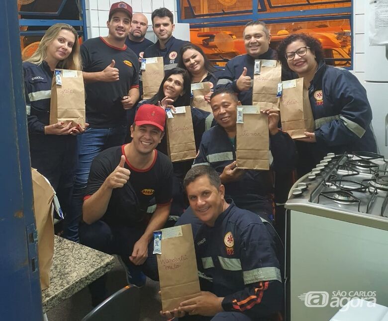 Os "anjos" durante o recebimento do jantar: gesto de carinho e reconhecimento - Crédito: Divulgação